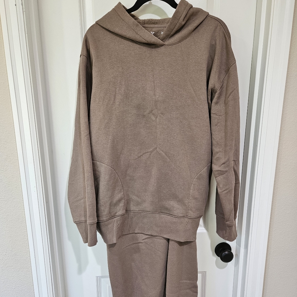 Womwen's Tan Sweatshirt and Matching Sweatpants